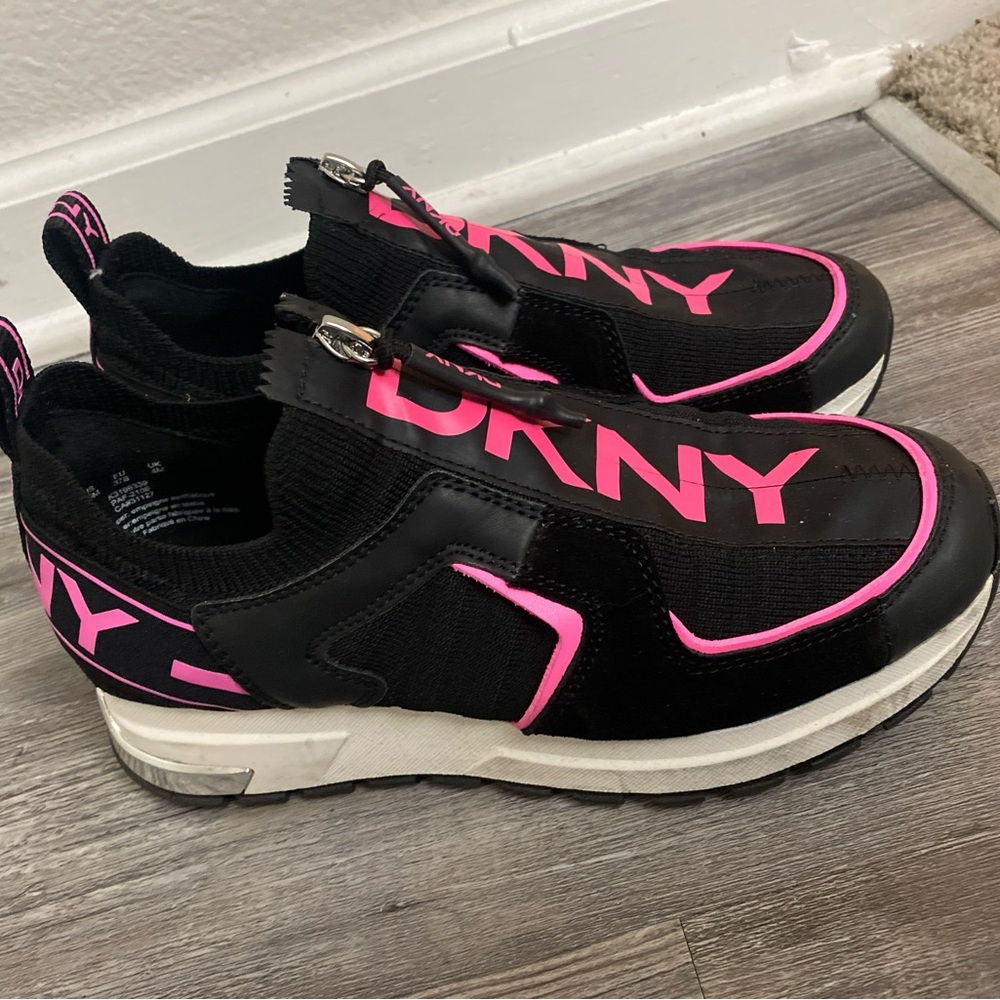 DKNY WomensBlackMixedPinkPlatformLogoPaddedMobi RoundToeWedgeZip-Up Sneakers 6 M